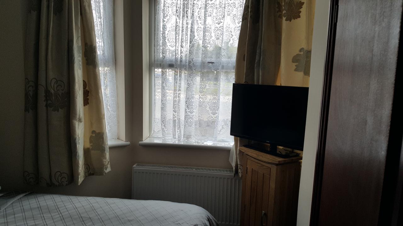 Airport Guest House 슬라우 외부 사진