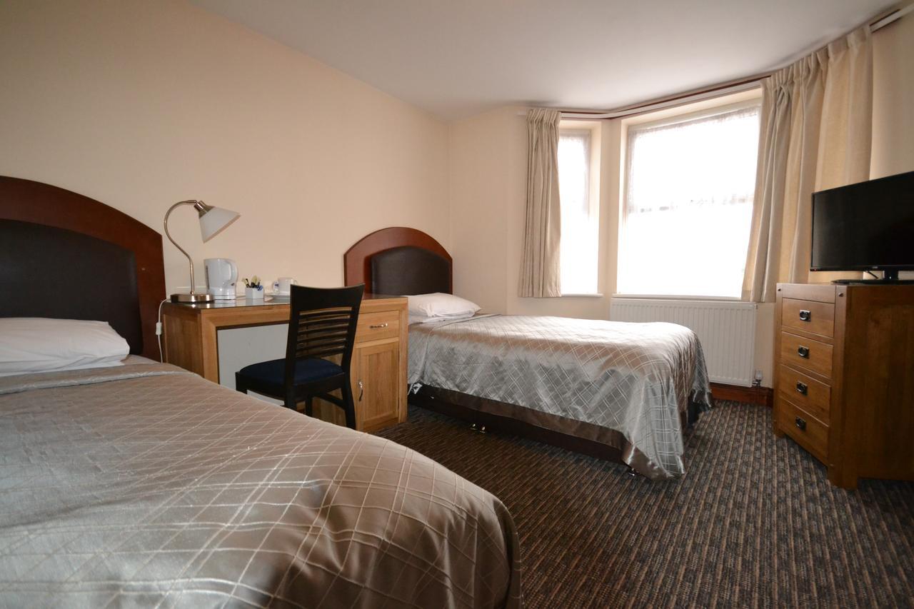 Airport Guest House 슬라우 외부 사진