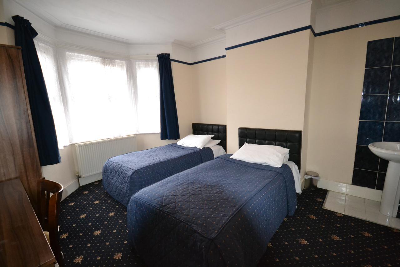 Airport Guest House 슬라우 외부 사진