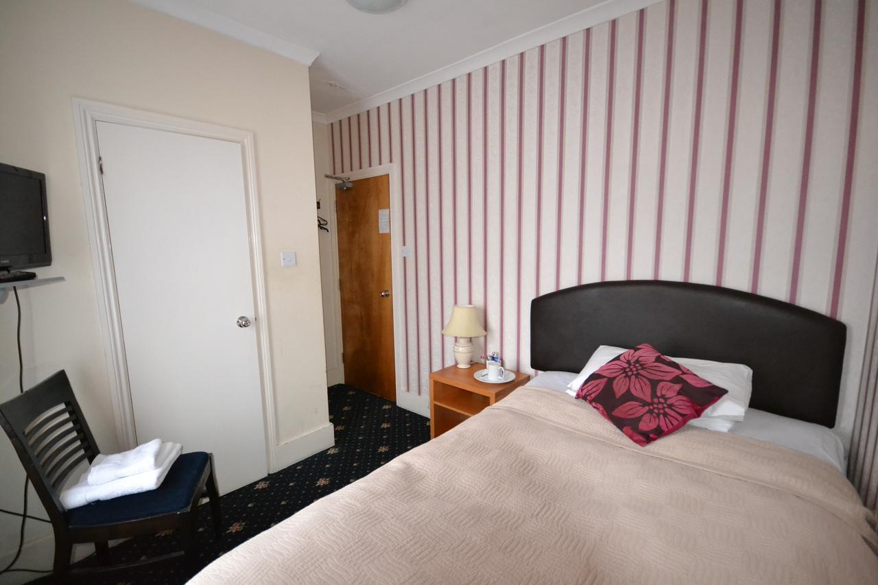 Airport Guest House 슬라우 외부 사진