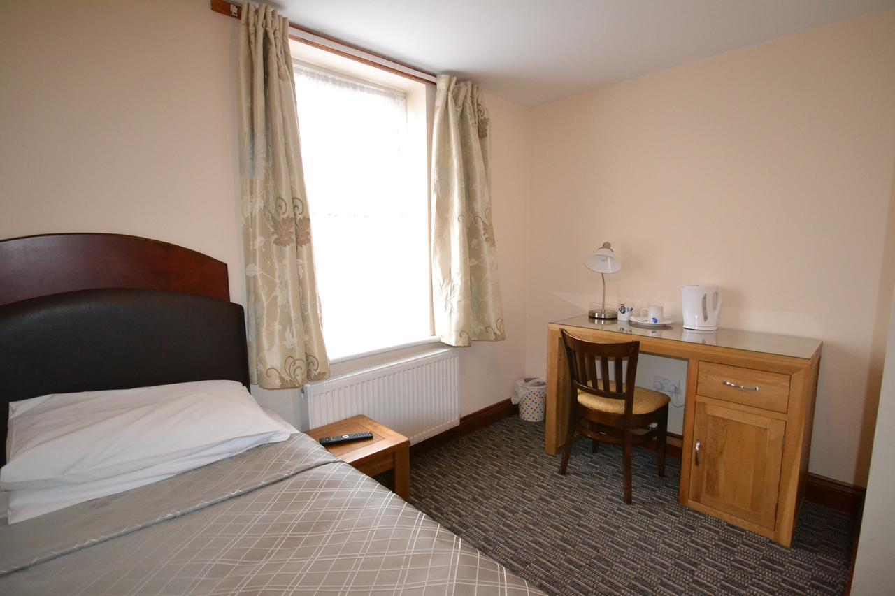 Airport Guest House 슬라우 외부 사진