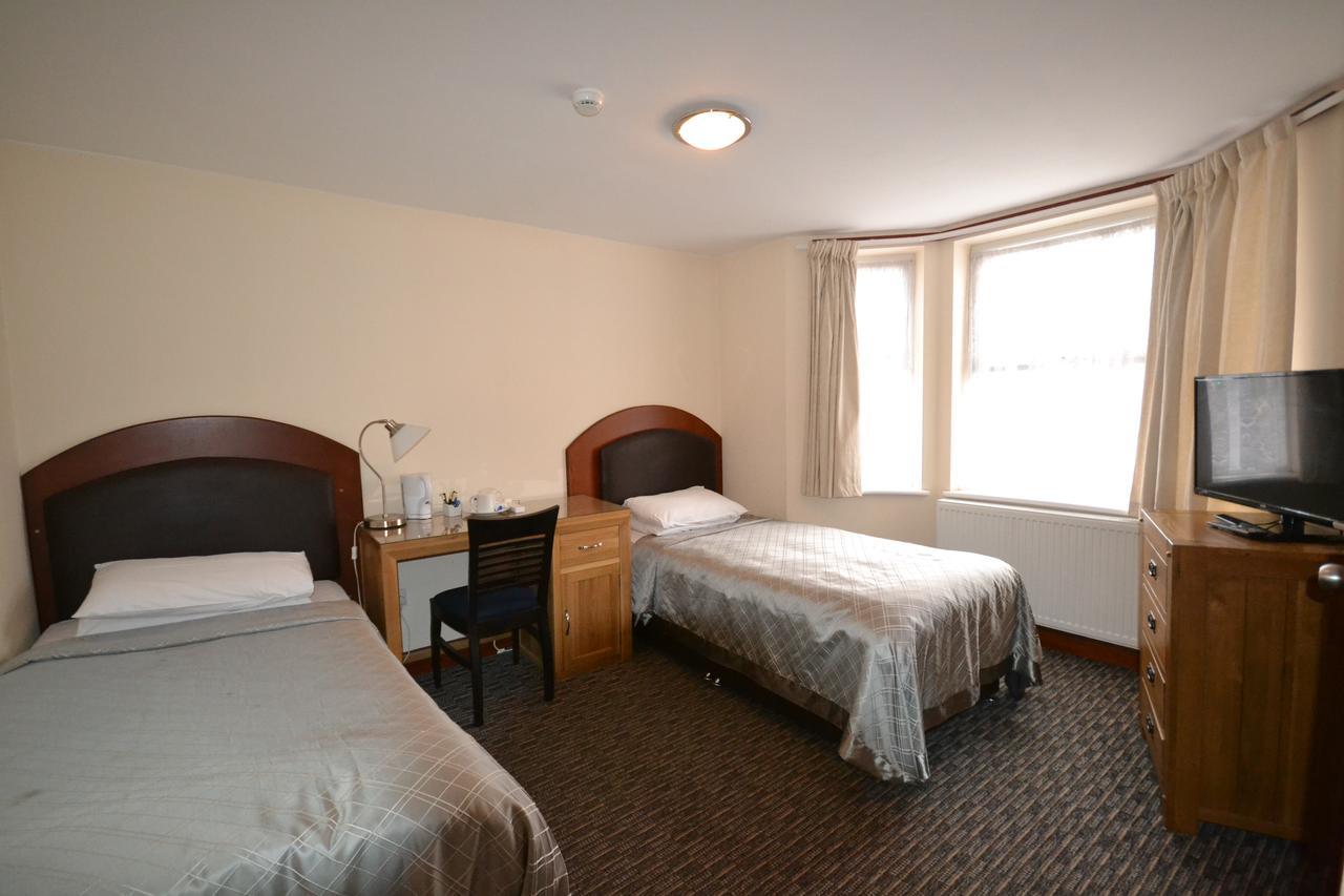 Airport Guest House 슬라우 외부 사진