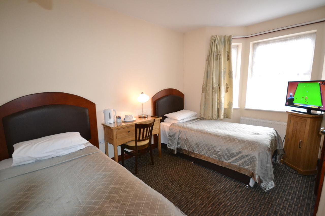 Airport Guest House 슬라우 외부 사진