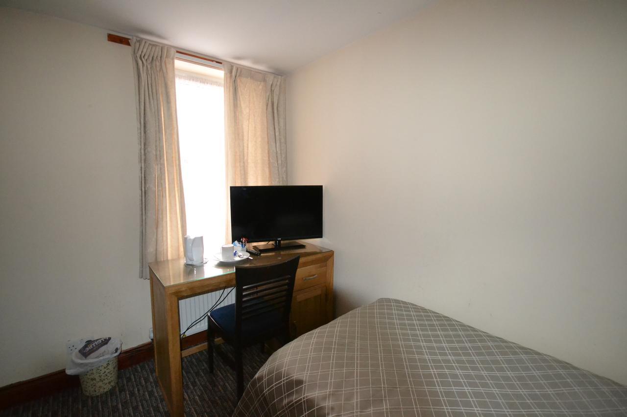 Airport Guest House 슬라우 외부 사진