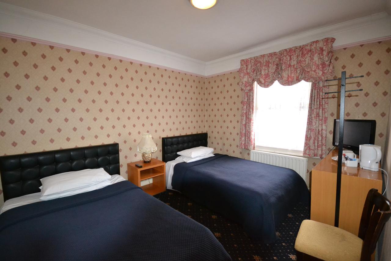 Airport Guest House 슬라우 외부 사진
