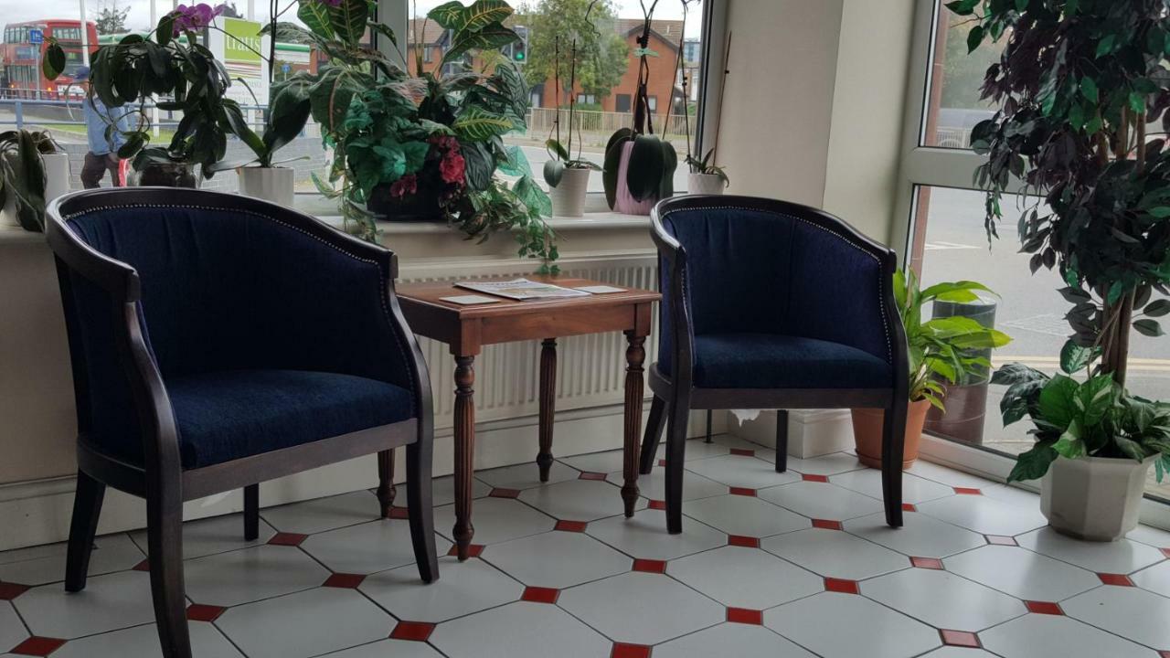 Airport Guest House 슬라우 외부 사진