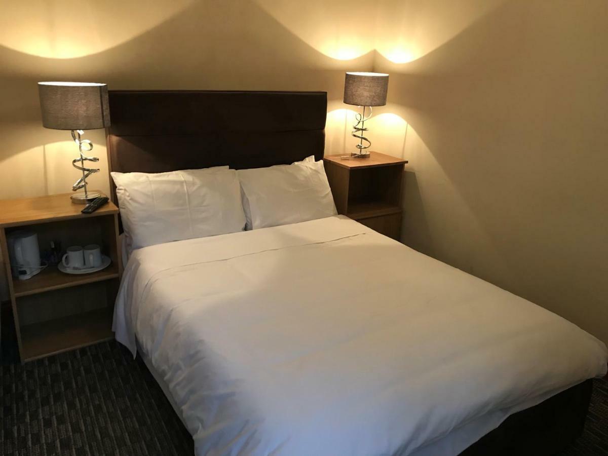 Airport Guest House 슬라우 외부 사진