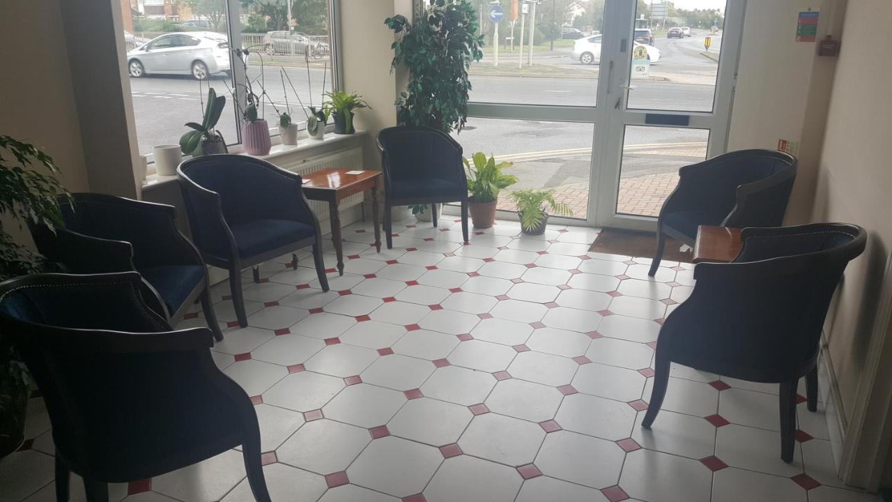 Airport Guest House 슬라우 외부 사진