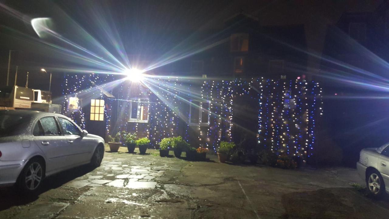 Airport Guest House 슬라우 외부 사진